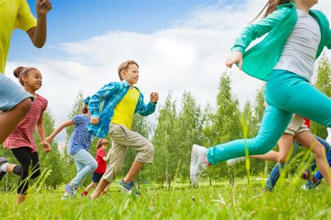 Bambini che fanno sport all'aperto