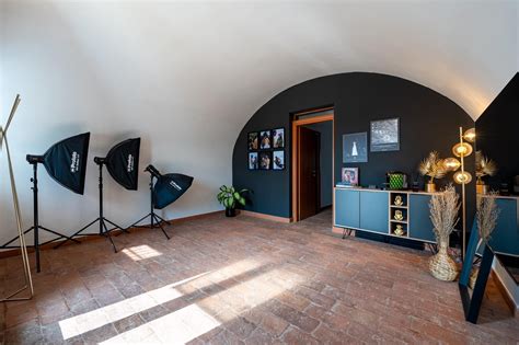 Ritratto fotografico di Giorgio Colli nel suo studio