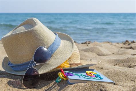 bambino con cappello e occhiali da sole in spiaggia