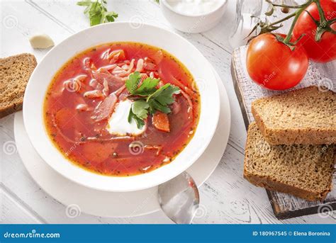 Immagine di un piatto di borscht leggero e colorato