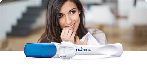 Donna che tiene in mano un test di gravidanza Clearblue