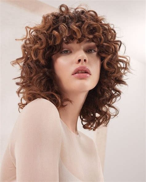 bambina con taglio scalato e ricci ben definiti