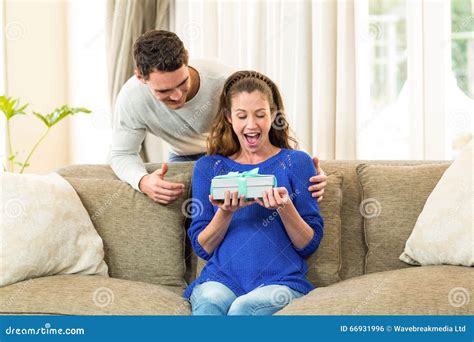 Donna incinta che riceve un regalo