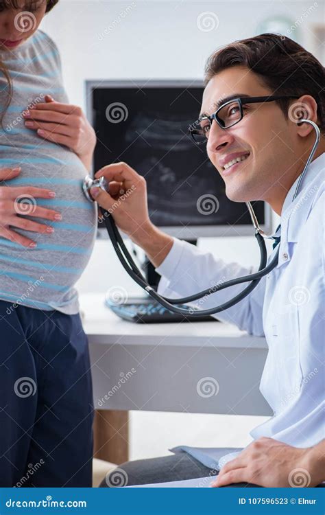 Donna incinta che visita il medico per un controllo di routine