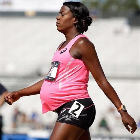 Alysia Montano corre con il pancione, con logo Nike sbarrato