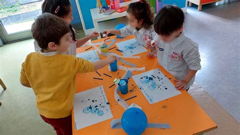Asilo nido con bambini e atlete nel villaggio olimpico