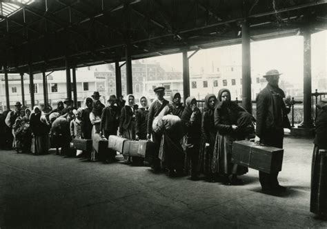 Fotografia storica di persone in attesa di documenti in Germania