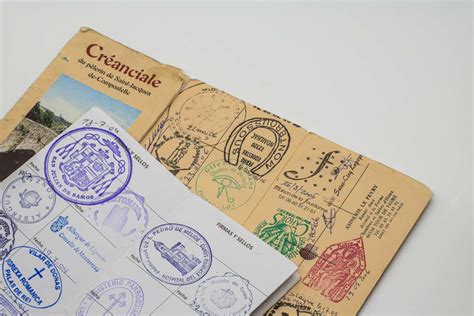 Un passaporto tedesco aperto su una pagina di timbri di viaggio