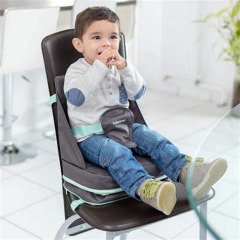 Bambino seduto sul rialzo sedia Brevi Multiverso 5in1