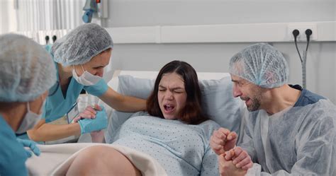 Donna che fa la doccia dopo il parto cesareo