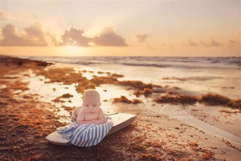 Donna con neonato in spiaggia