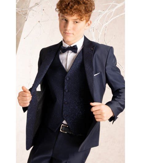 bambino con abbigliamento casual elegante