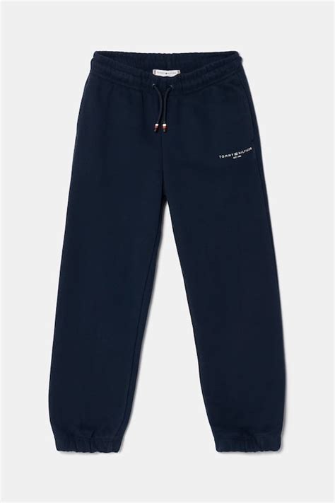 dettaglio sartoriale di pantaloni blu per bambino