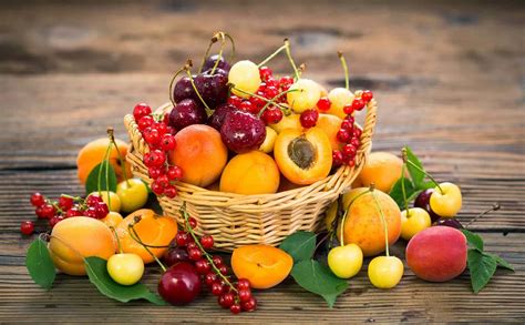 Cesto di frutta e verdura fresca di stagione