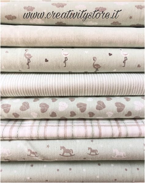 Dettaglio di tessuti in cotone morbido con fantasie per bambini