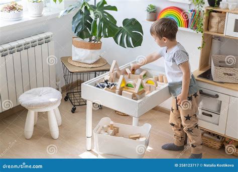 Bambino che gioca con sonaglini di legno Montessori
