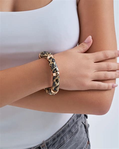 Immagine del set braccialetto mamma-bebè unito da cordino