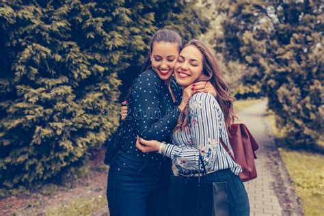 Due donne si abbracciano per supporto emotivo