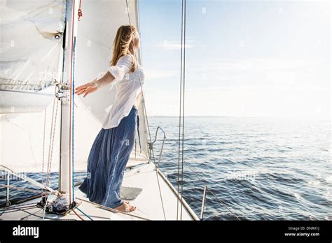 Donna incinta su barca a vela