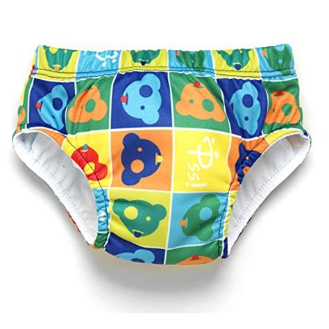 Bambino con pannolino da nuoto in piscina