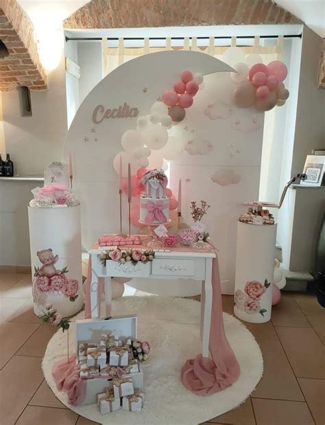 Tavolo nascita bimba con palloncini, ghirlande e centrotavola floreale