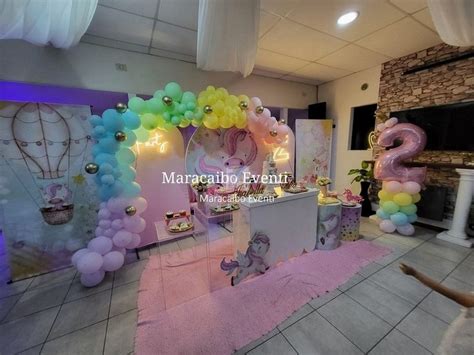 Tavolo decorato con tema unicorno, colori pastello e dolcetti