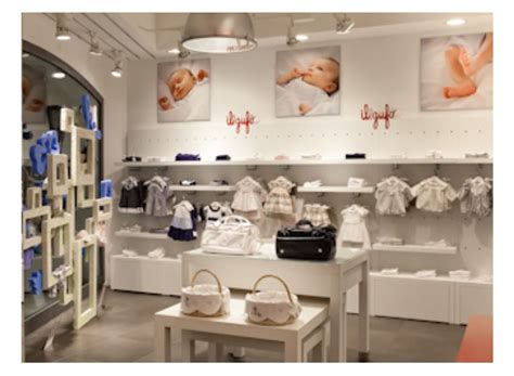 Famiglia felice con un neonato in un negozio per bambini