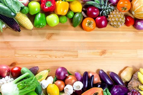 Tavola imbandita con frutta e verdura fresche e colorate