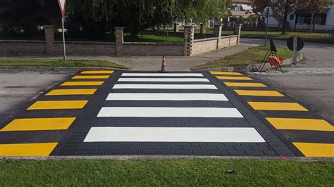segnali stradali e strisce pedonali