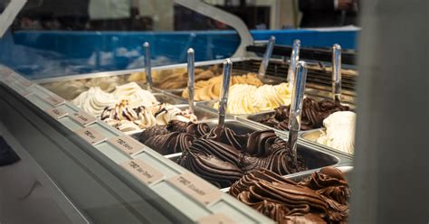 Interno moderno di una gelateria artigianale con espositore di gelati