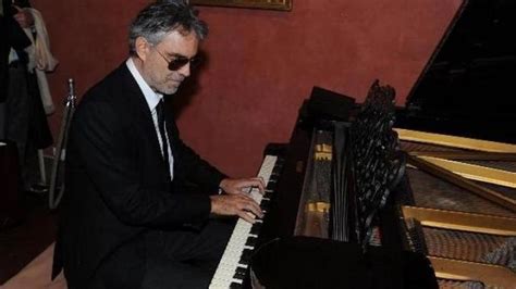 Andrea Bocelli al pianoforte in un momento di riflessione