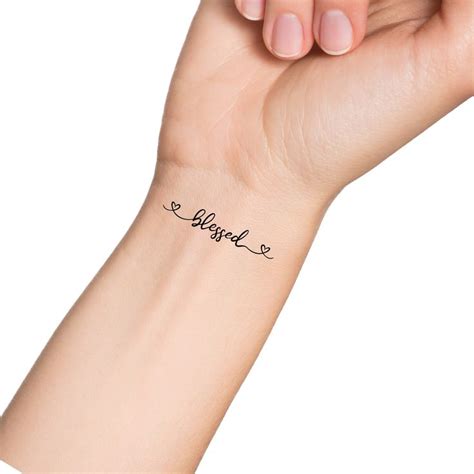 una persona che osserva un tatuaggio minimalista con una data sul polso