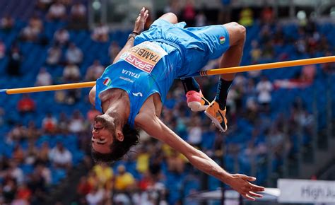 Gianmarco Tamberi durante una gara di salto in alto