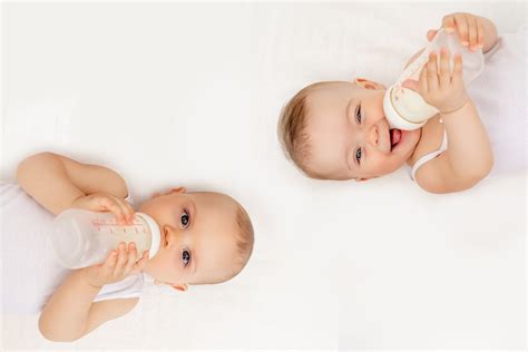 Neonati che bevono dal biberon