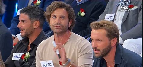 Alessio in studio durante la trasmissione Uomini e Donne