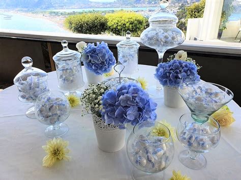Tavolo della confettata per la nascita di un maschietto con decorazioni azzurre
