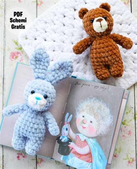 Amigurumi di orsetto e coniglietto all'uncinetto