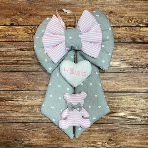 Esempio di coccarda nascita personalizzata con nome e amigurumi