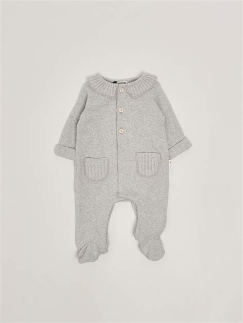 neonato che indossa una tutina