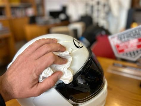 Guida visiva alla manutenzione del casco bici