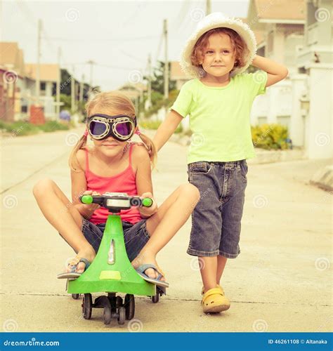 Bambini che giocano in bicicletta con il casco