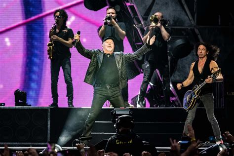 Fotografia simbolica degli strumenti lasciati sul palco al termine di un concerto