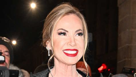 Ritratto fotografico di Federica Panicucci in studio televisivo