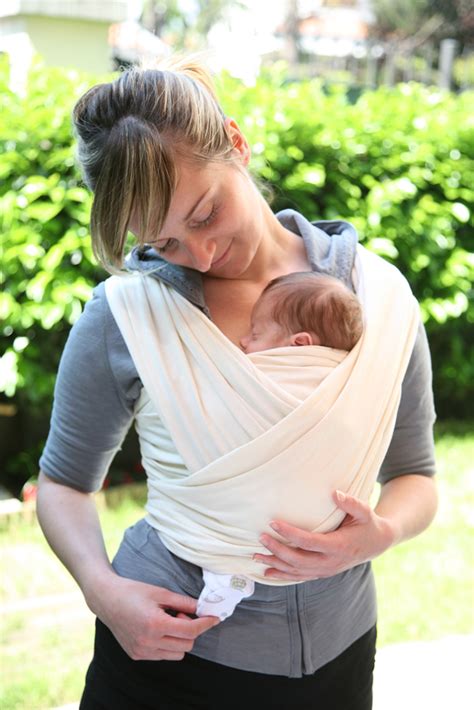 Coppia che pratica la marsupio-terapia con il proprio bambino