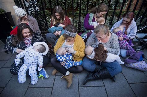 Donne che allattano al seno in un gruppo di supporto