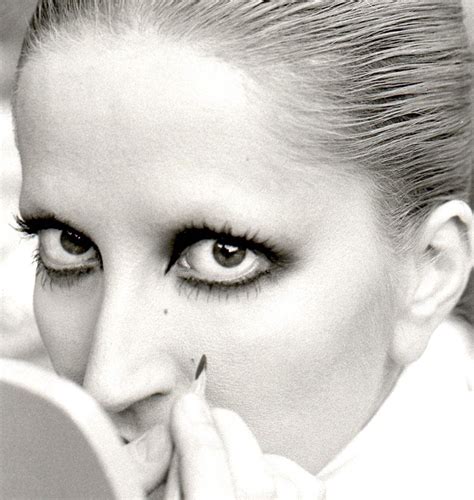 Ritratto iconico di Mina Mazzini durante gli anni sessanta