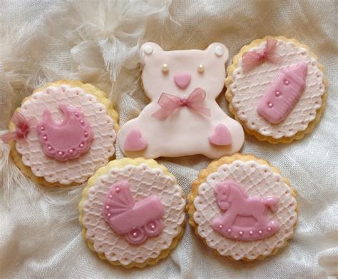 Tavola imbandita con biscotti nascita decorati