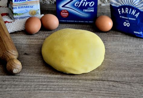 Ingredienti e fasi di preparazione della pasta frolla