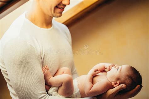 Padre che tiene in braccio un neonato