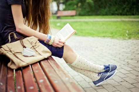 Una giovane donna che legge un libro
